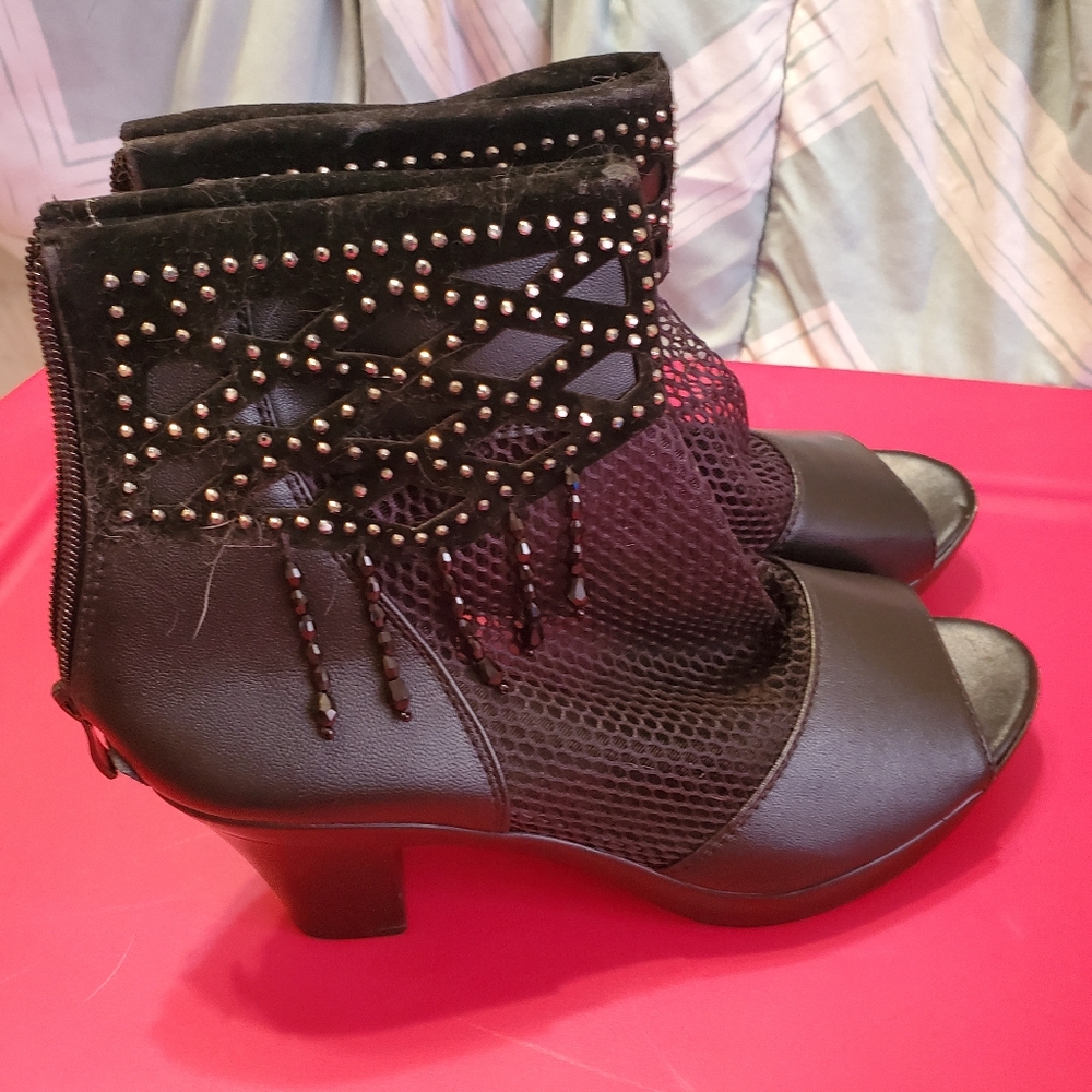 Opened toed heel
